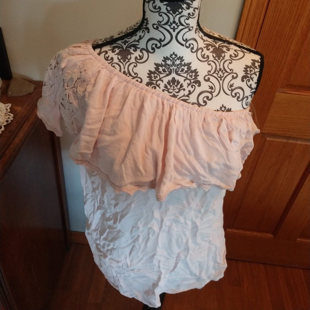 Taylor & Sage Off one Shoulder Ruffled Top NWT Size M Dusted Pink